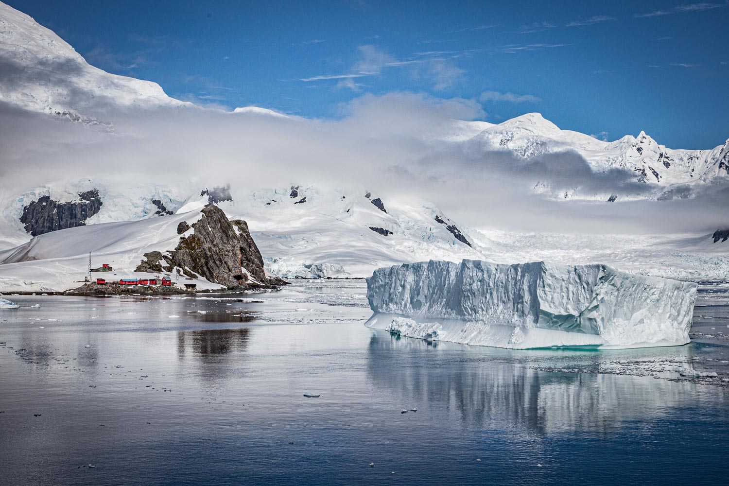 The Argentine research station Almirante Brown in Paradise Bay. In 1984, a station doctor set a fire to avoid having to spend the winter there. The red huts were rebuilt - today they are occupied only during the summer.
